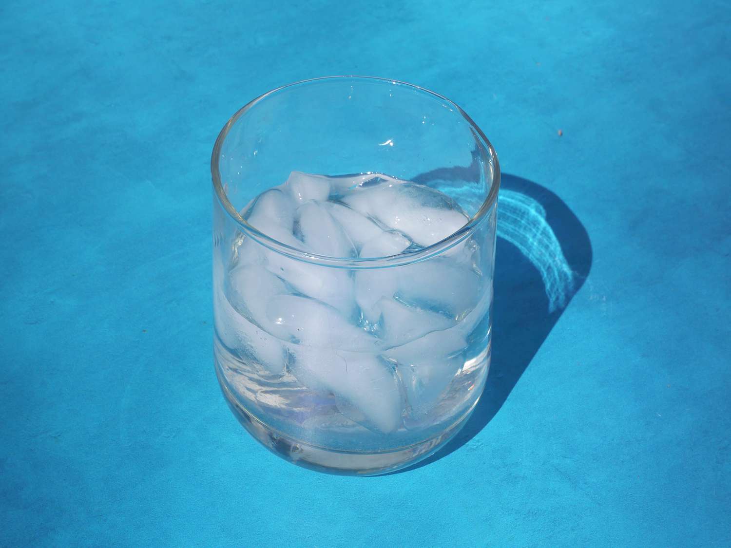 a closeup of one of the libbey ascent rocks glasses showcasing the divot in the rim 