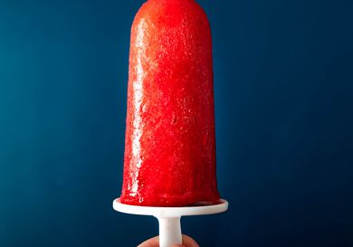20200630-strawberry-popsicles-vicky-wasik