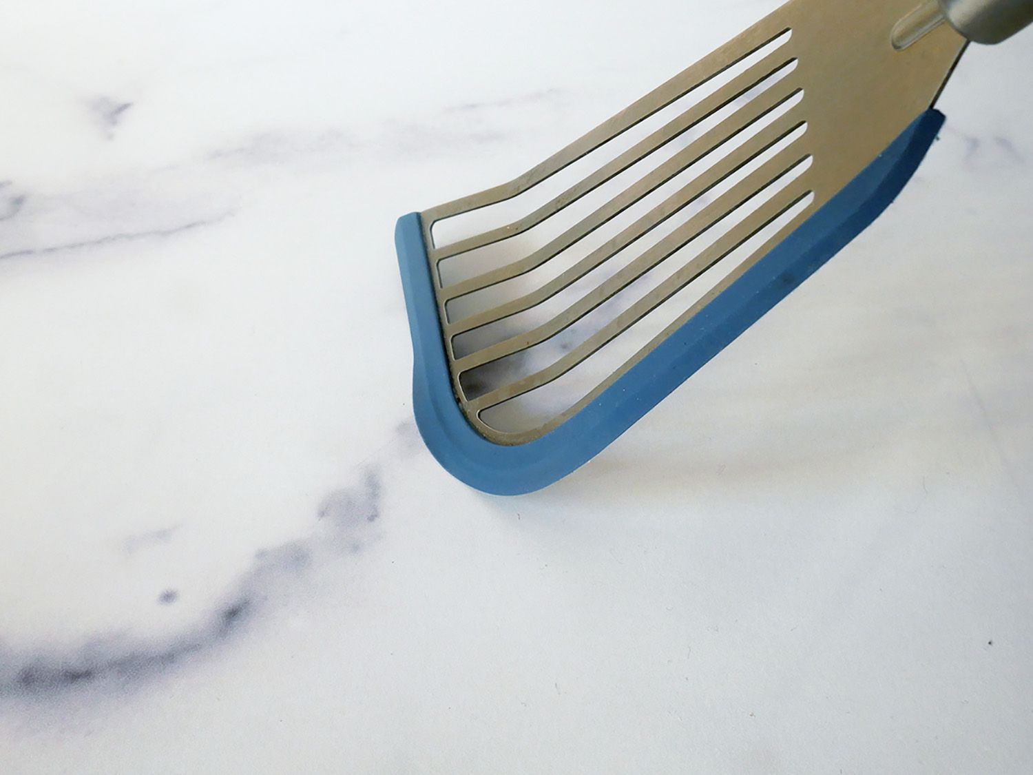 closeup of misen silicone smushing onto marble countertop