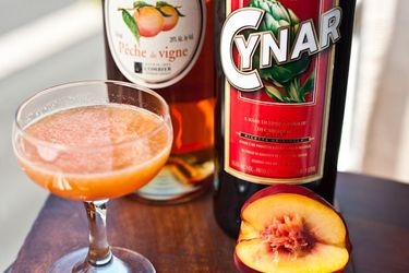 20120810-peach_cocktails-1.jpg