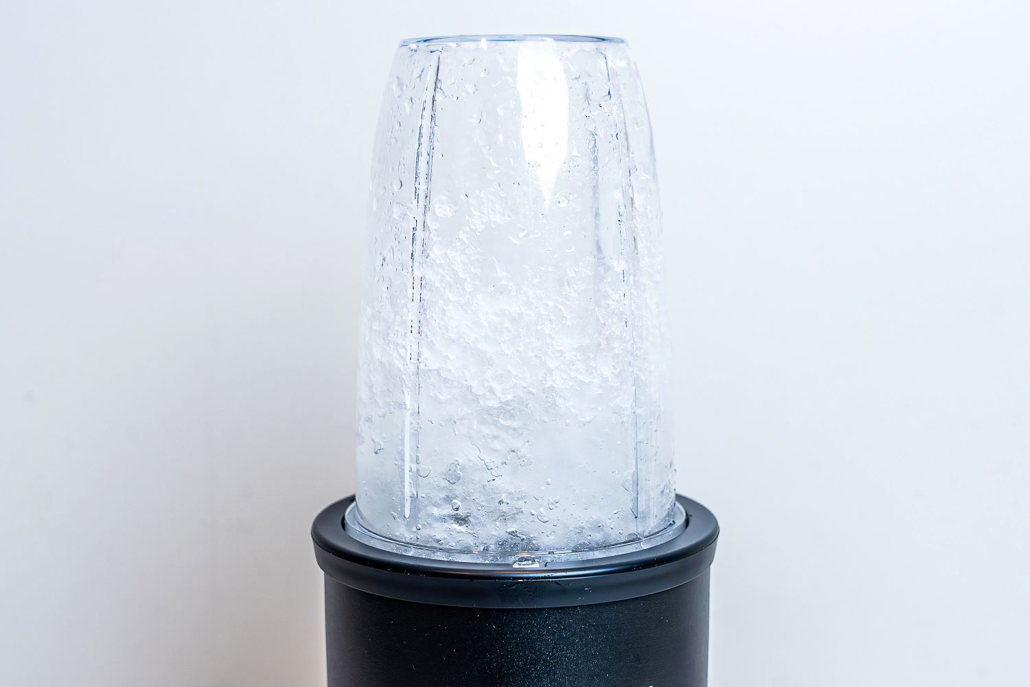 Nurtibullet Pro 900 Personal Blender blending ice