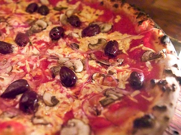 20120208-paulie-gee-vegan-pizza-3.jpg