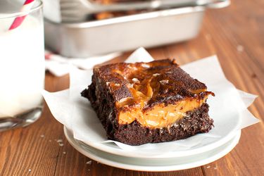 20150121-salted-dulce-de-leche-brownies-nila-jones-8-thumb-2.jpg