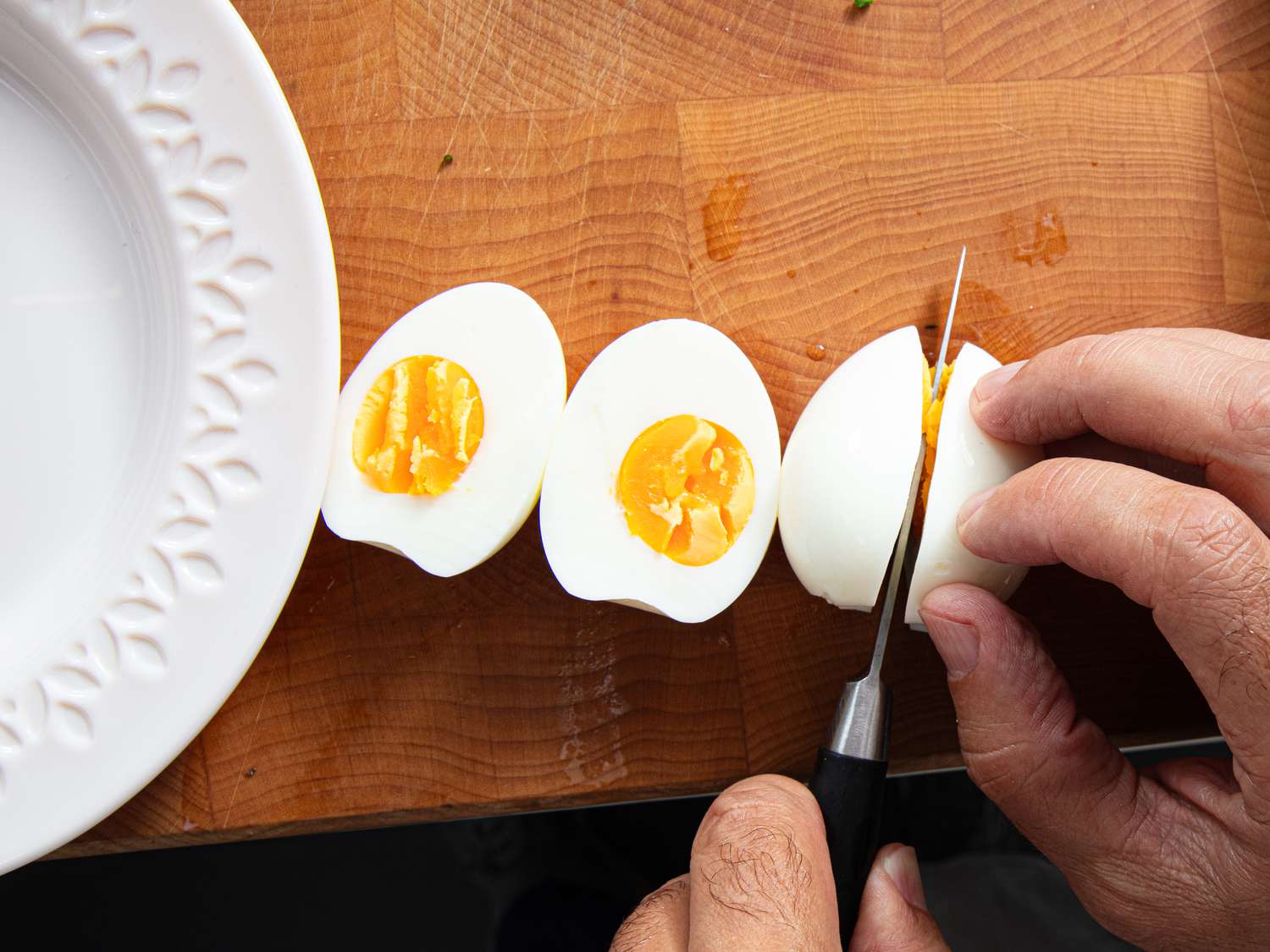 Cutting eggs