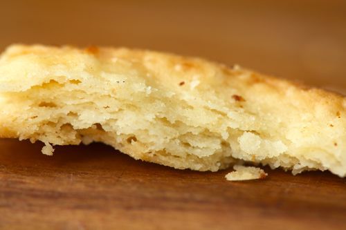 Close-up cutaway image showing a baked pie crust that has short and crumbly layers.