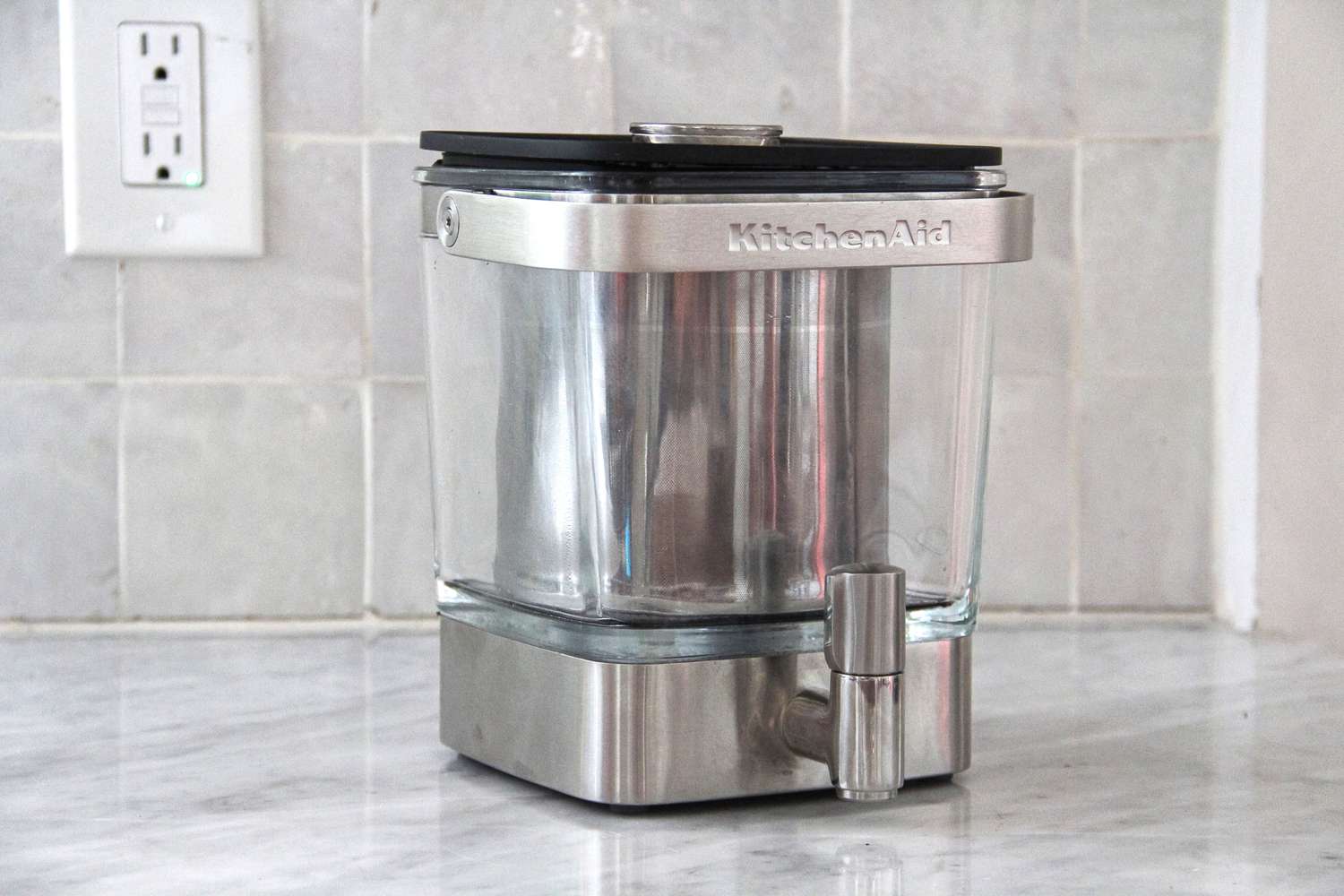 The KitchenAid cold brew maker on a marble kitchen coutnertop.