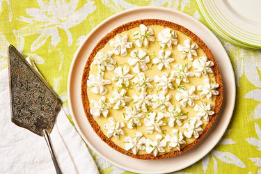 Overhead view of a key lime pie 