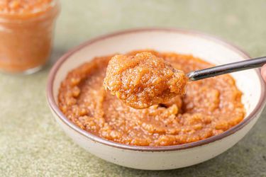 Side view of applesauce 