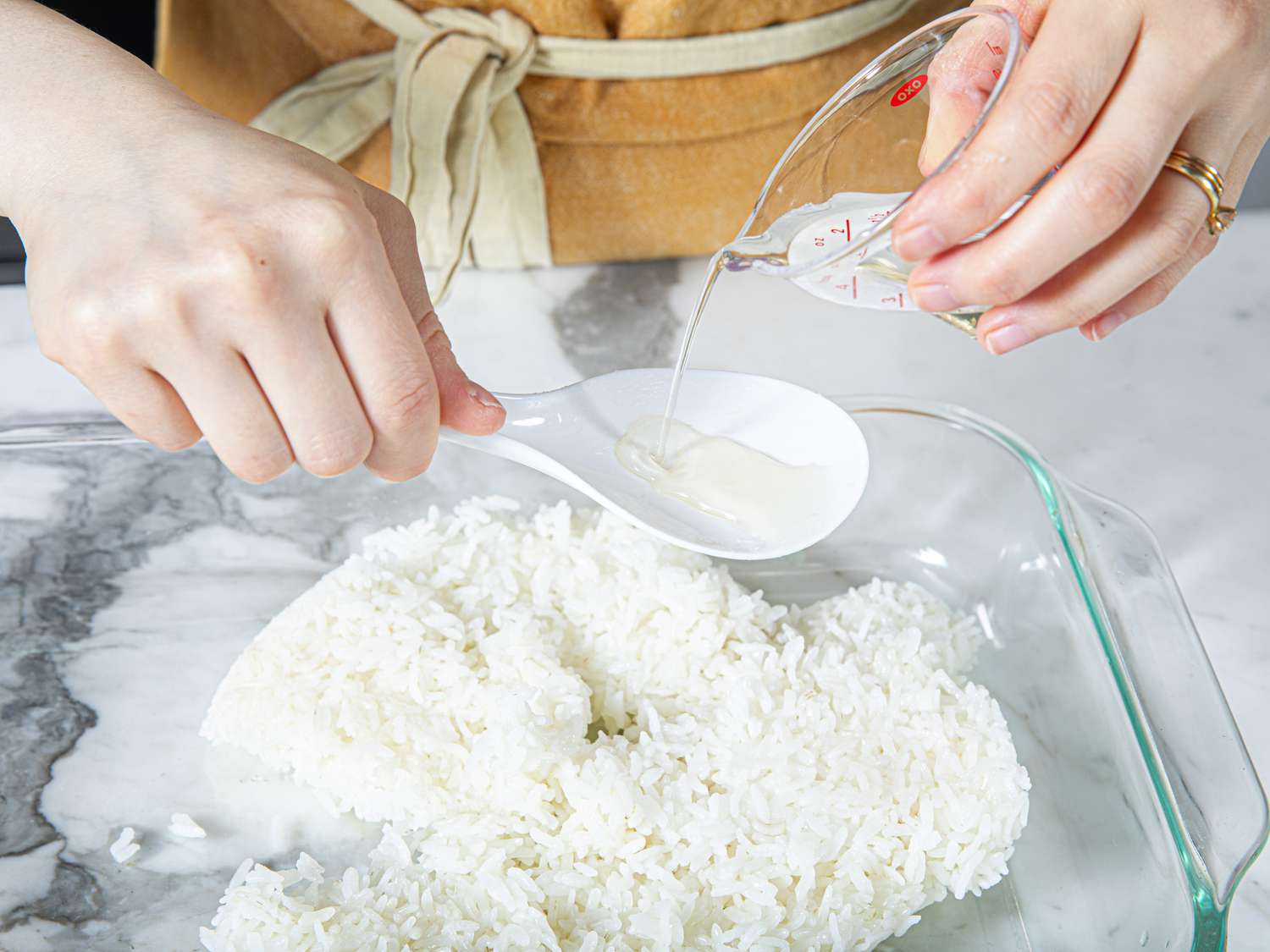 Pouring vingear over rice paddle