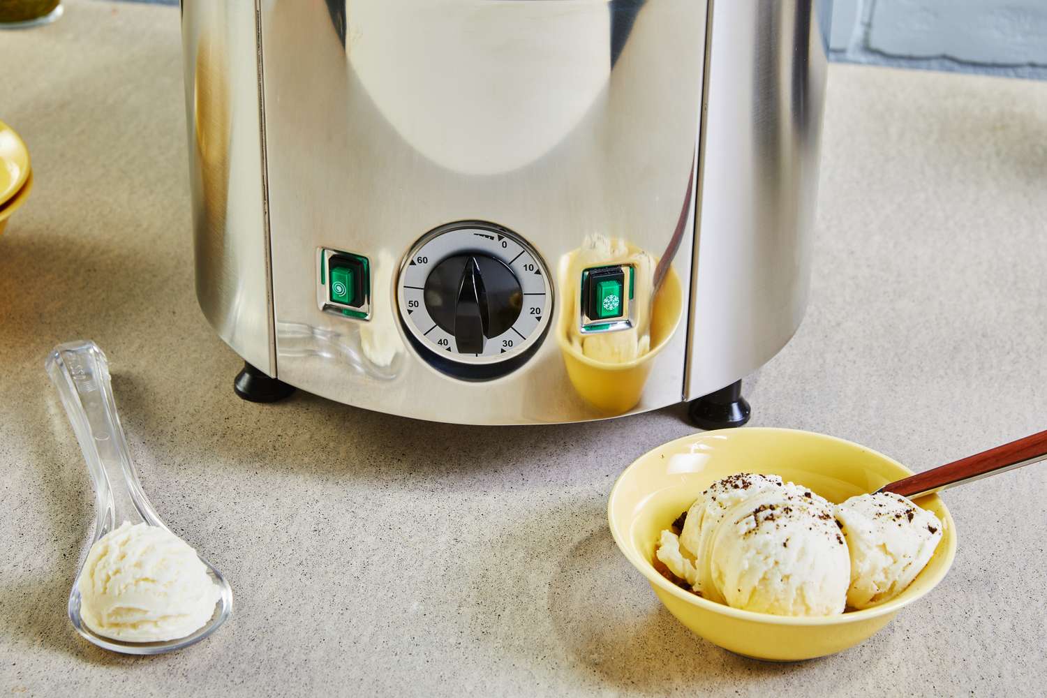 A close up of the knob and switches on the front of the Lello 4080 Musso Lussino