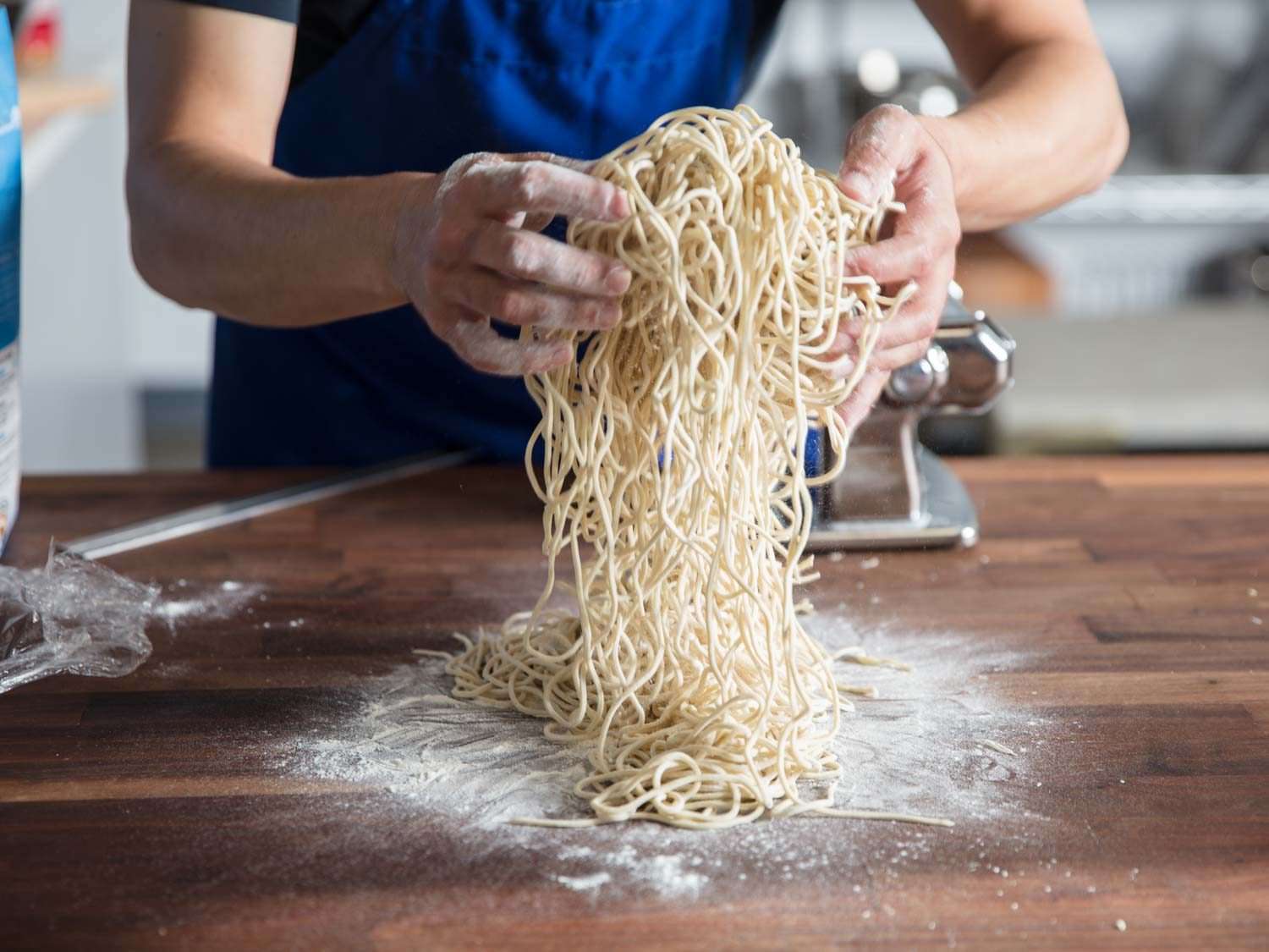 Shaking off excess flour from cut ramen noodles