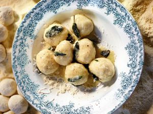 20140918-jamie-olivers-comfort-food-butter-sage-gnudi-david-loftus.jpg