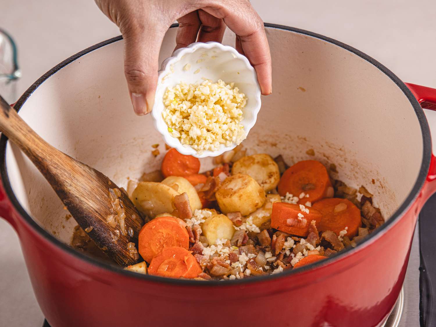 Adding garlic to stew in dutch oven 