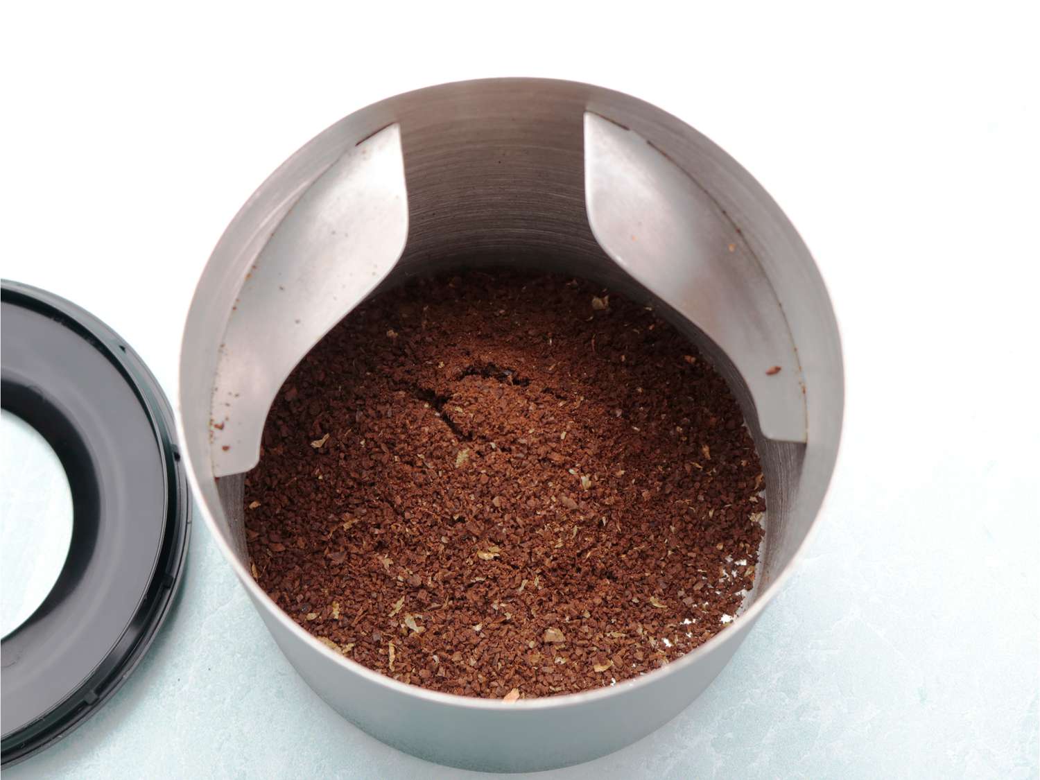 coffee grounds inside a grind cup without any static