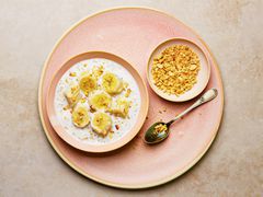 Overhead view of finished che on a platter with peanut toppings