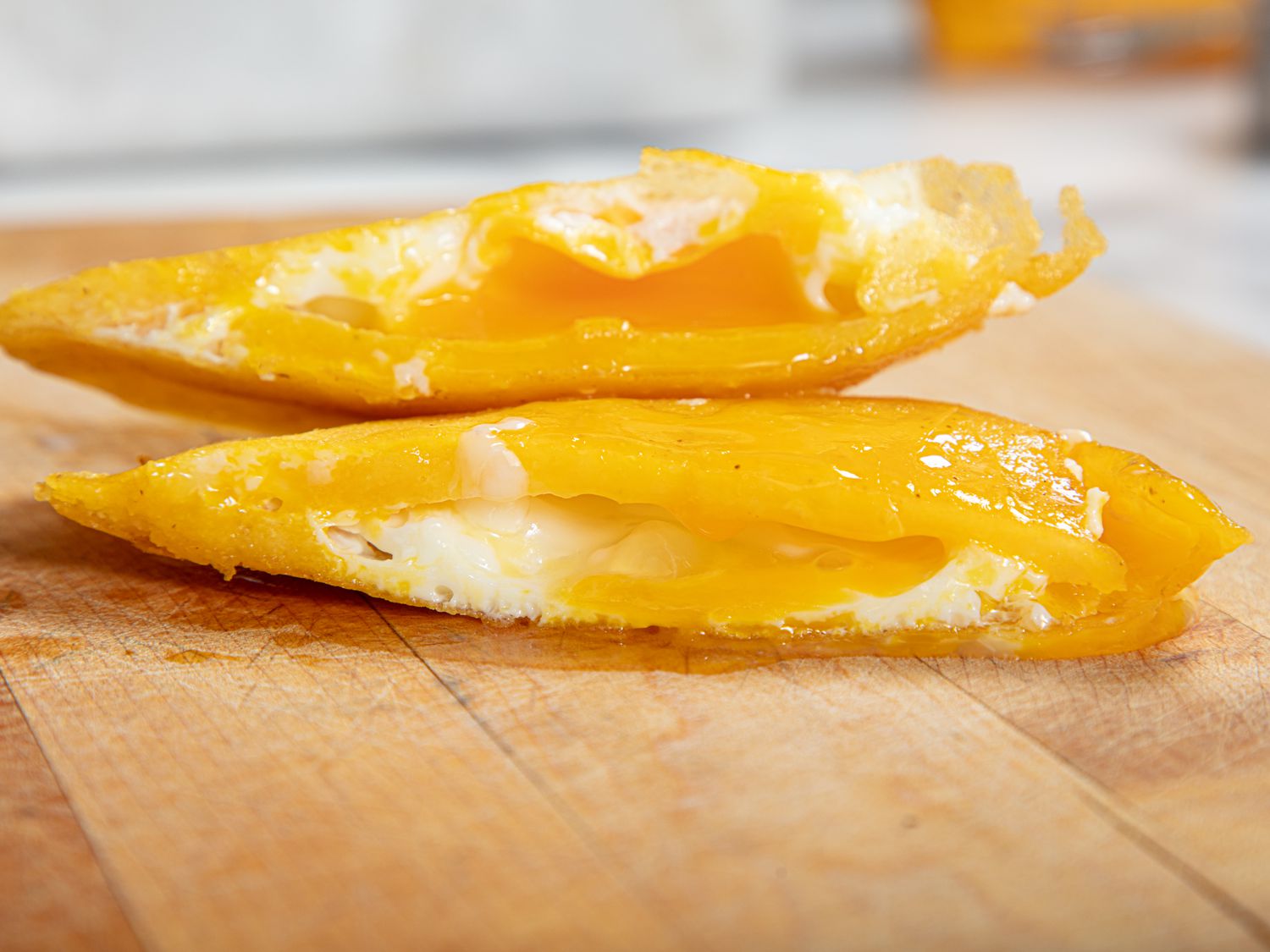 Side view of arepa de huevo