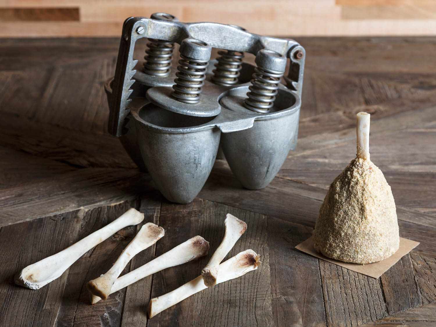 A mini ham and its mold.