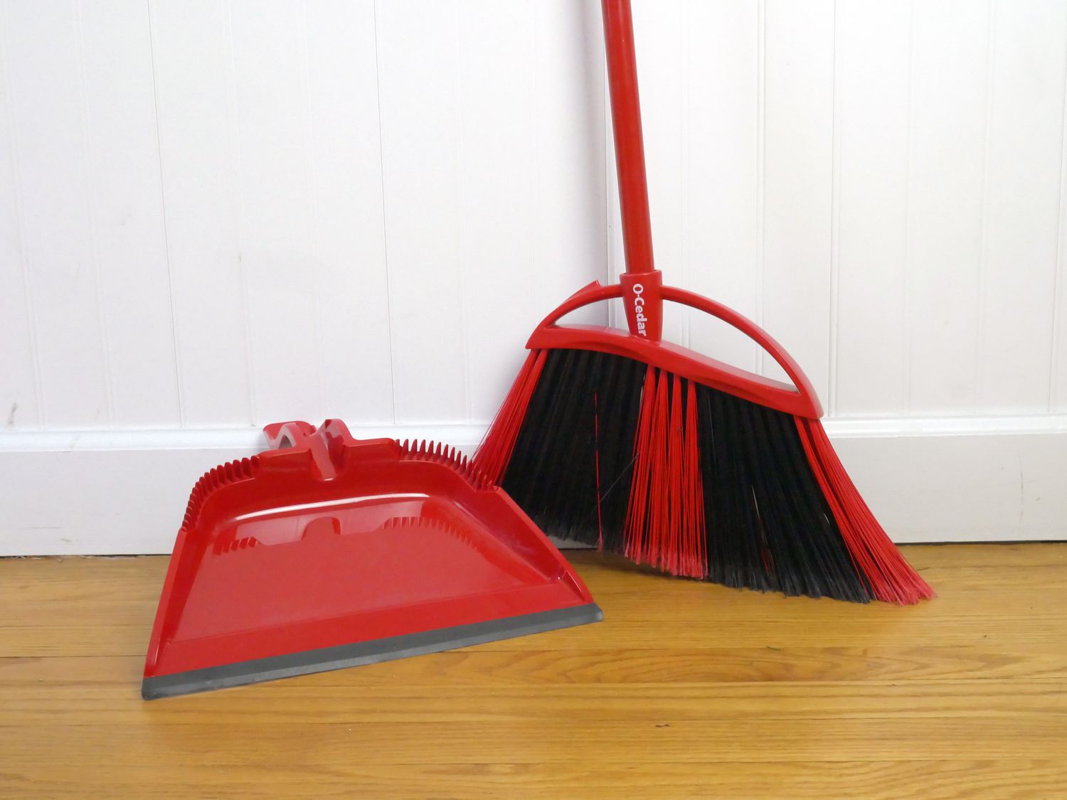 closeup of the o-cedar broomhead and dustpan