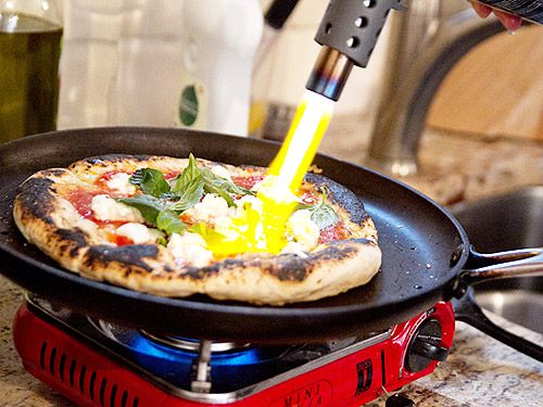 20120312-skillet-pizza-flame.jpg