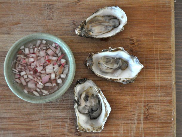 20111218-seriousentertaining-christmasevehorsdoeuves-oysterswithmignonette.JPG