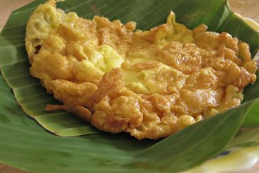 A Thai-style omelet (Khai Jiao) on banana leaves