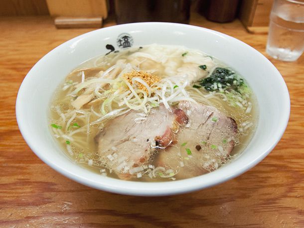 A bowl of assari shio ramen, topped with sliced pork and scallions.