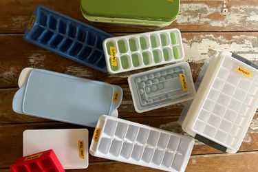 WIBIMEN Ice Cube tray with a group of ice trays