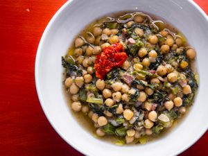 20200508-chickpea-anchovies-bacon-broccoli-rabe-stew-daniel-gritzer-1